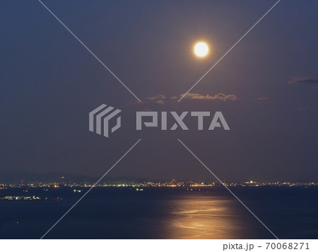 万葉岬から見る2020年播磨灘の中秋の名月 70068271
