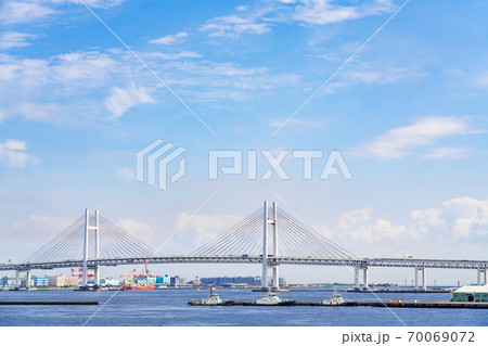 【神奈川県】爽やかな青空の下のベイブリッジ（10月） 70069072
