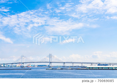 【神奈川県】爽やかな青空の下のベイブリッジ（10月） 70069085