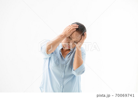 頭を抱えるシニア女性 70069741