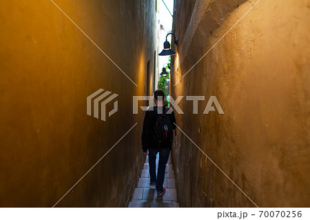 The architecture of the strago city of Prague. The narrowest street in Europe. The passage between buildings for one person, regulated by traffic lights 70070256