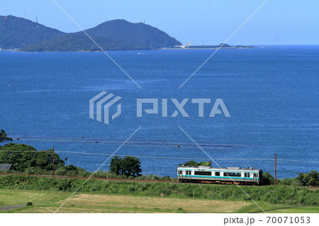 若狭湾沿いを走る小浜線125系 70071053