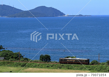 若狭湾沿いを走る京都丹後鉄道「丹後くろまつ号」 70071054