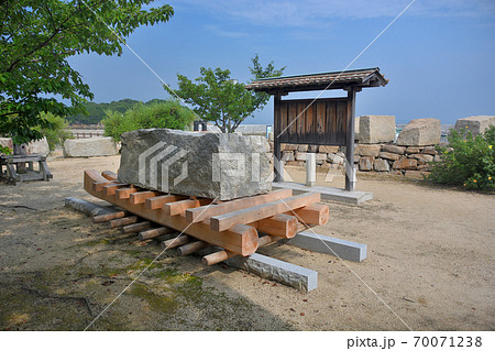 大阪城残石記念公園、大阪城の石垣を運んだ修羅(ソリ)と、切り出された巨大な石垣・小豆島・北浦港(2) 大阪城残石記念公園、大阪城の石垣を運んだ修羅(ソリ)と、切り出された巨大な石垣・小豆島・北浦港(2) 70071238