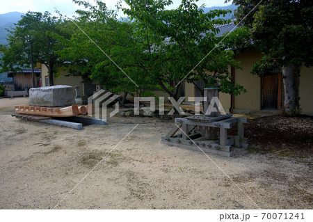 大阪城残石記念公園、石垣を運ぶ修羅（ソリ）と、引っ張るろくろ（木製のウィンチ）・小豆島・北浦港(1) 70071241