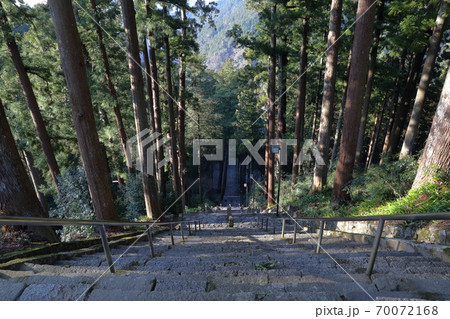 階段の上から見下ろす（菩提梯　日蓮宗総本山　身延山久遠寺　山梨県） 70072168