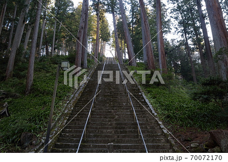 本堂へつづく階段 菩提梯 日蓮宗総本山 身延山久遠寺 山梨県 の写真素材