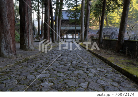石畳から見る三門の後ろ姿(日蓮宗総本山 身延山久遠寺 山梨県) 石畳から見る三門の後ろ姿(日蓮宗総本山 身延山久遠寺 山梨県) 70072174