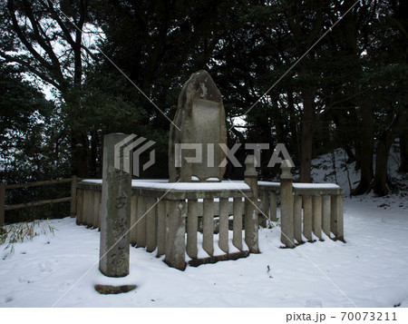 福井県敦賀市 雪の金ヶ崎古戦場跡 70073211