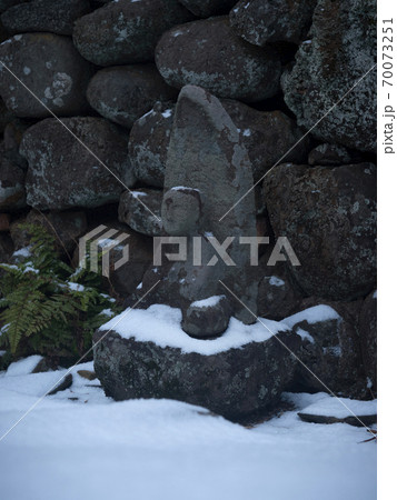 長崎県 小値賀町　雪の野崎島の集落跡 70073251
