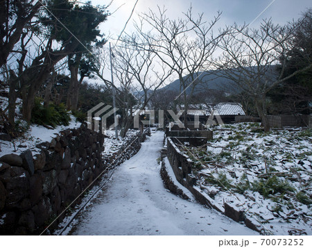 長崎県 小値賀町 雪の野崎島の集落跡 長崎県 小値賀町 雪の野崎島の集落跡 70073252