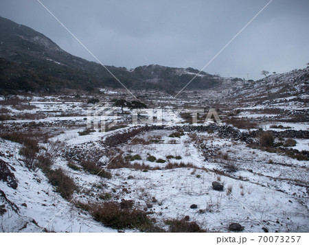長崎県 小値賀町　雪の野崎島の集落跡 70073257