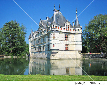 ヨーロッパの湖に浮かぶ美しい世界遺産ショーモン城 ロワール エ シェール県 フランスの写真素材
