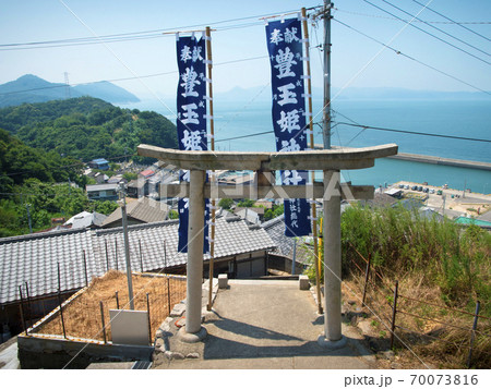 香川県高松市 男木島 豊玉姫神社鳥居と集落 70073816