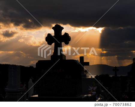 長崎県 平戸市 田平天主堂 墓地の夕景 70073862