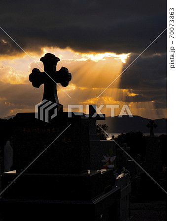 長崎県 平戸市 田平天主堂 墓地の夕景 70073863
