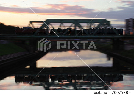 早朝の川口市内へ向かう、盛岡のSL回送列車 70075305