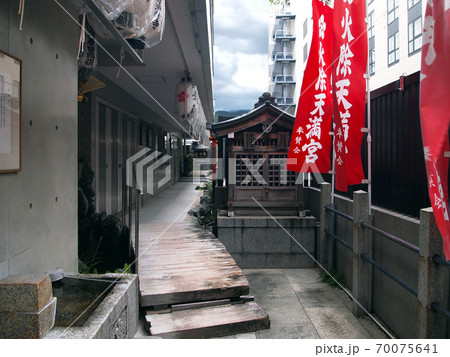 京都　四条寺町のビルの一階に隠れた神社の火除天満宮 70075641