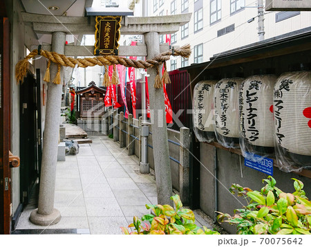 京都　四条寺町のビルの一階に隠れた神社の火除天満宮 70075642