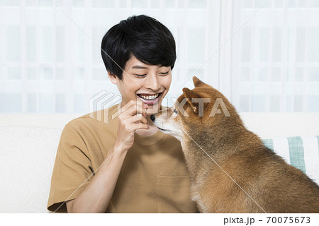 若い男性と犬 若い男性と犬 70075673