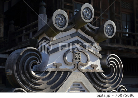 獅子口瓦(仏殿納牌堂 身延山久遠寺 山梨県) 獅子口瓦(仏殿納牌堂 身延山久遠寺 山梨県) 70075696