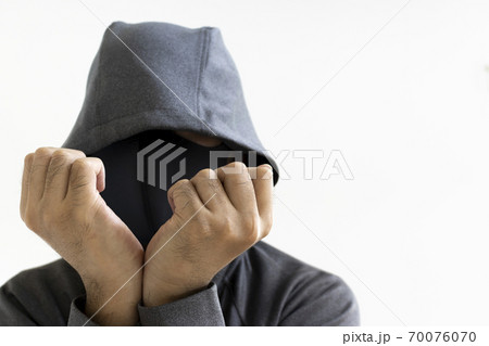 逮捕される怪しい男性のイメージ 70076070