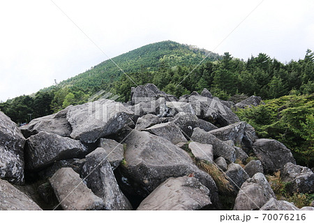 初秋の北八ヶ岳　高見石より丸山を望む 70076216