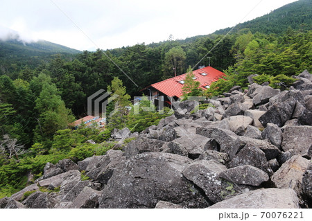 初秋の北八ヶ岳　高見石より高見石小屋を望む 70076221