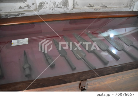 バングラデシュのダッカ　未完の城跡のラールバーグ・フォート　博物館の中の展示物　古い武器や武具 70076657