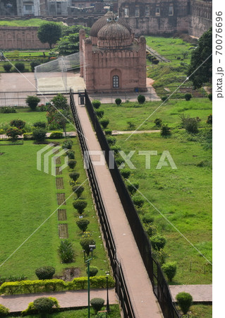 バングラデシュのダッカ　未完の城跡のラールバーグ・フォート　歴史的な古いモスクと美しい庭園 70076696