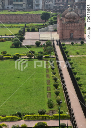 バングラデシュのダッカ　未完の城跡のラールバーグ・フォート　歴史的な古いモスクと美しい庭園 70076698
