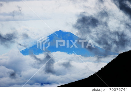 初秋の北八ヶ岳 『にゅう』山頂から富士山を望む 初秋の北八ヶ岳 『にゅう』山頂から富士山を望む 70076744