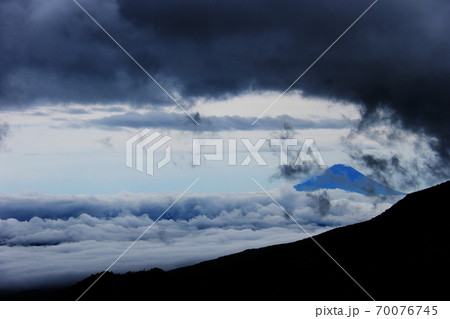 初秋の北八ヶ岳 『にゅう』山頂から富士山を望む 初秋の北八ヶ岳 『にゅう』山頂から富士山を望む 70076745