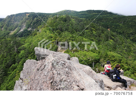 初秋の北八ヶ岳　『にゅう』山頂から中山を望む 70076758