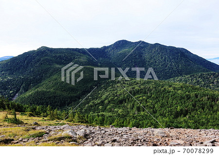 初秋の北八ヶ岳　双子山から北横岳、大岳を望む 70078299