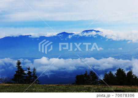 初秋の北八ヶ岳　双子山から浅間山を望む 70078306