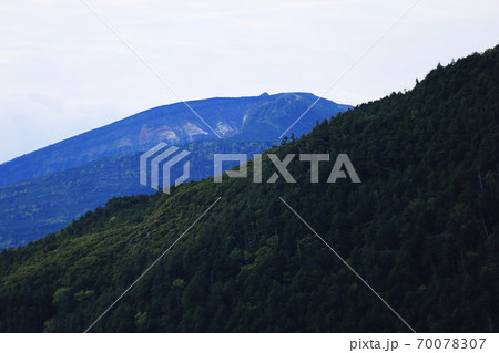 初秋の北八ヶ岳 双子山から硫黄岳を望む 初秋の北八ヶ岳 双子山から硫黄岳を望む 70078307