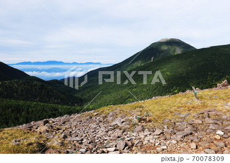 初秋の北八ヶ岳　双子山から蓼科山と中央アルプスを望む 70078309