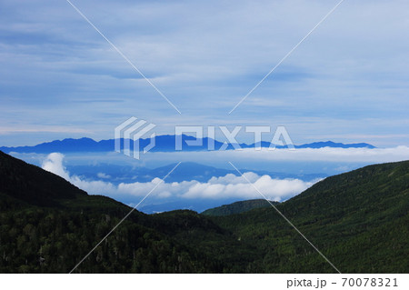 初秋の北八ヶ岳　双子山から中央アルプスを望む 70078321