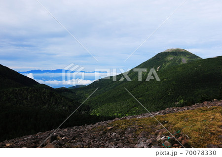 初秋の北八ヶ岳　双子山から蓼科山と中央アルプスを望む 70078330