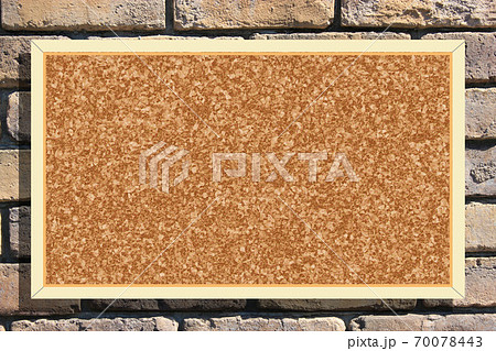 レンガに張り付けたコルク状の掲示板 70078443