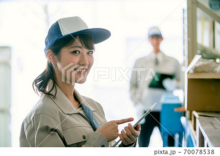 物流現場で働く若い女性 物流現場で働く若い女性 70078538