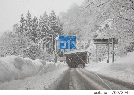 豪雪・国道156号冬【富山県南砺市】 70078945