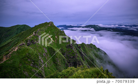（群馬県）谷川岳と雲海 70079339