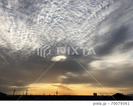 夕方の街影と珍しい穴あき雲の空 夕方の街影と珍しい穴あき雲の空 70079361