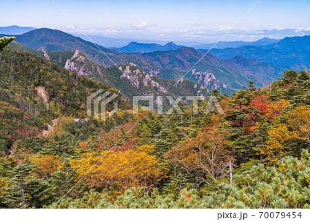 （山梨県）国師ヶ岳　北側の紅葉 70079454