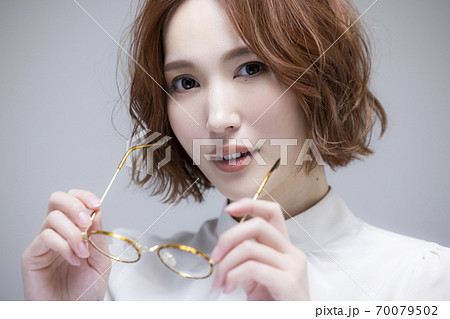 女性　メガネ 70079502