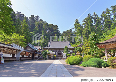 青空と緑の山々に囲まれた、早朝の大雄山最乗寺の僧堂 青空と緑の山々に囲まれた、早朝の大雄山最乗寺の僧堂 70079893