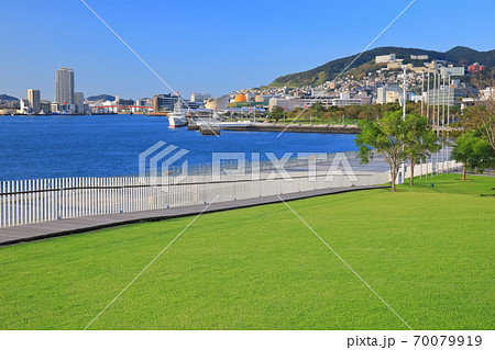 【長崎県】松が枝国際ターミナルから見た長崎市 70079919