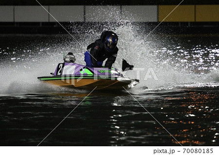 夜のボートレース場 70080185